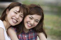 Японський друзів в парку. — стокове фото