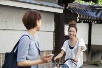 Giapponese Donne in chat per strada — Foto stock
