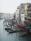 Vista desde arriba de un amplio canal en Venecia - foto de stock