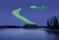 Auroras boreales en el cielo nocturno - foto de stock