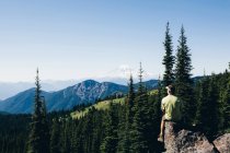 Man on a mountain ridge — Stock Photo