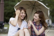 Amigos japoneses no parque . — Fotografia de Stock