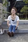Японская женщина сидит на ступеньках — стоковое фото
