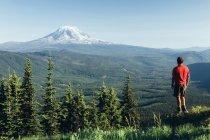Männlicher Wanderer auf einem Berggipfel — Stockfoto
