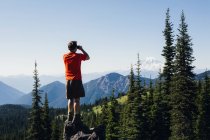 Чоловік стоїть на гірському хребті — стокове фото