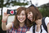 Giapponese donne amici prendere un selfie — Foto stock
