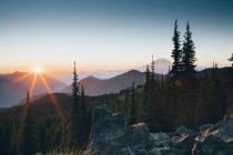 Pôr do sol sobre a Cordilheira Cascata de montanhas — Fotografia de Stock