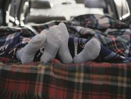 Casal dormindo na parte de trás do carro . — Fotografia de Stock