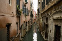Canal étroit avec bâtiments historiques — Photo de stock
