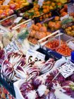 Frisches Gemüse auf dem Lebensmittelmarkt in Rialto. — Stockfoto