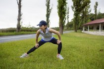Mujer japonesa haciendo ejercicio al aire libre . - foto de stock