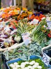 Frisches Gemüse auf dem Lebensmittelmarkt in Rialto. — Stockfoto