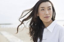 Азіатський жінка на пляжі — стокове фото