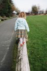 Mädchen läuft und balanciert auf einem Baumstamm. — Stockfoto