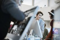 Taller de reparación de computadoras . - foto de stock