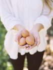 Mulher segurando ovos frescos — Fotografia de Stock
