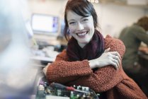 Woman leaning on a workshopcounter. — Stock Photo