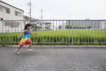 Молодая девушка бежит по тропинке . — стоковое фото