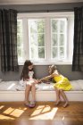 Zwei Schwestern spielen zusammen — Stockfoto