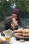 Couple embrassant dans le verger de pommes — Photo de stock