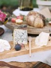 Comida e queijo em uma mesa . — Fotografia de Stock