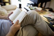 Hombre leyendo un libro. - foto de stock