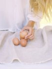 Mujer sosteniendo huevos frescos . - foto de stock