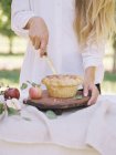 Donna che taglia una torta di mele — Foto stock