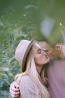Paar küsst sich im Apfelgarten — Stockfoto