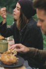 Ehepaar isst im Apfelgarten — Stockfoto
