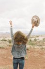 Свободная женщина, стоящая в пустыне — стоковое фото