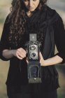 Mujer tomando una foto con una vieja cámara
. - foto de stock
