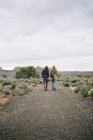Mujeres caminando en un desierto . - foto de stock