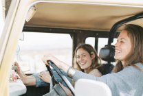 Women on an outing in the desert — Stock Photo