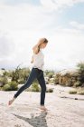 Женщина в джинсах танцует — стоковое фото