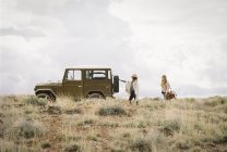 Frauen im Jeep im freien Raum — Stockfoto