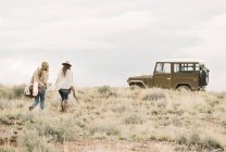Donne che camminano verso jeep — Foto stock