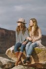 Бохо жінок, сидячи на скелі в пустелі — стокове фото