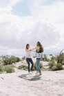 Boho-Frauen tanzen in der Wüste — Stockfoto