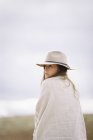 Mulher usando um chapéu e envoltório — Fotografia de Stock