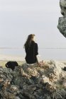Жінка, сидячи на скелі з видом — стокове фото
