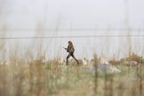 Женщина шагает по траве — стоковое фото