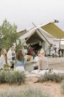 Amis devant une tente dans le désert — Photo de stock