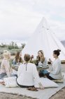 Mulheres desfrutando de uma refeição ao ar livre no deserto — Fotografia de Stock