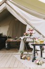 Еда и напитки на столах снаружи палатки — стоковое фото