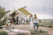 Друзья в палатке в пустыне — стоковое фото