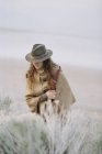 Женщина ходит, носит шляпу — стоковое фото