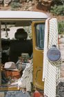 Reiseausrüstung im Jeep — Stockfoto