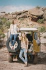 Femmes debout en jeep sur la route de montagne — Photo de stock
