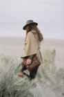 Donna che cammina indossando un cappello — Foto stock